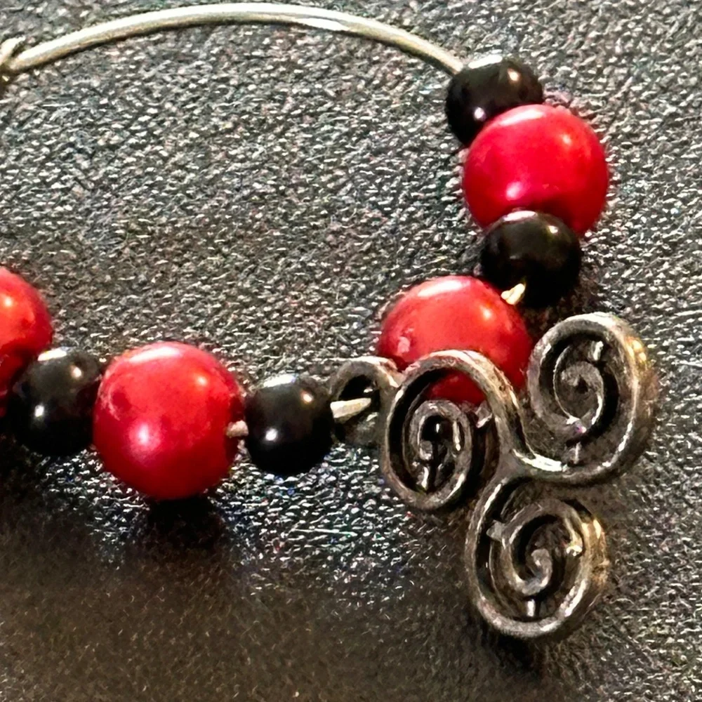 Wine glass tag Stainless steel black/red beads Triple Celtic Spiral charm